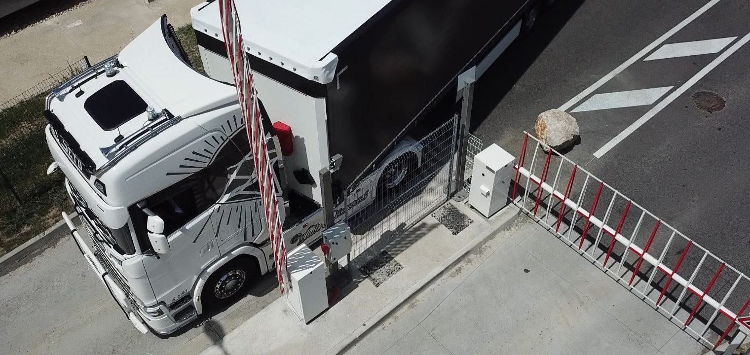 Camion passage barrières automatiques